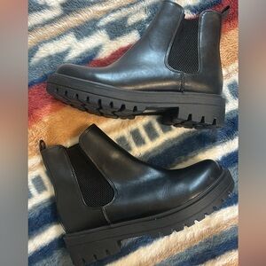 Soda women's paden Chelsea lug sole ankle boot black